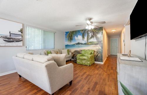 Lakeland House | Coastal Cabana in Lakeland with King Bed