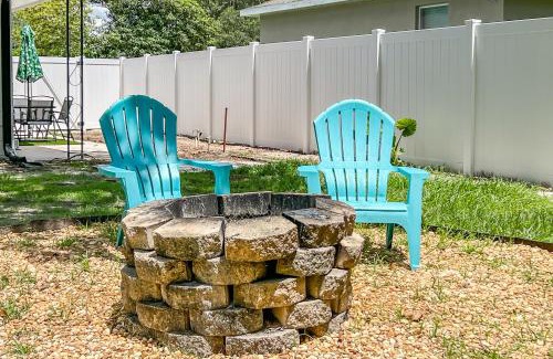 Lakeland House | Coastal Cabana in Lakeland with King Bed