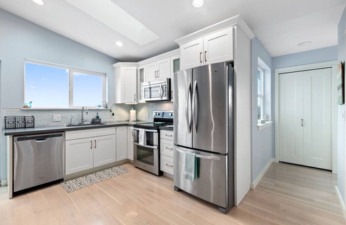 Genesee House | Coastal Cabana View Home - 1 BDR remodel, interior refresh, backyard oasis!