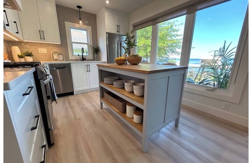 Innisfil Cottage | Coastal Capri Cottage - Waterfront -Scott McGillivray Vacation House Rules Reno