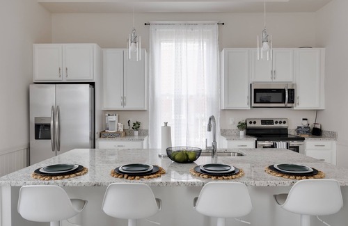 Issue House | Coastal Charm and Convenience: Luxurious 5-Bedroom Just Steps From Downtown