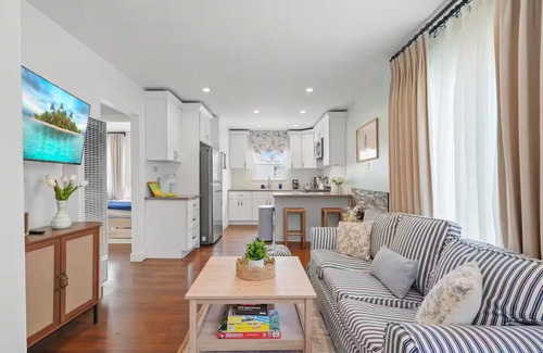Harbor House | Coastal Chic 2BR/1b/Long Beach