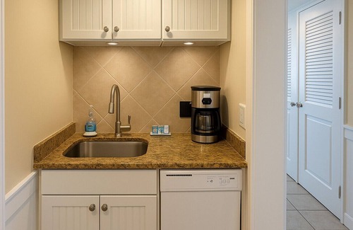Sunnyside Condo | Coastal Comfort - Pinnacle Port