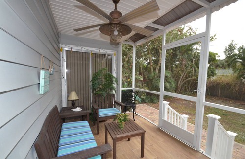 Naples Park House | Coastal Cottage, <1 mile to the Beach, near Ritz Carlton!