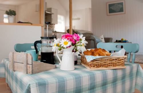 Cowes House | Coastal cottage with sea views, lovely village location, 2 mins from seafront.