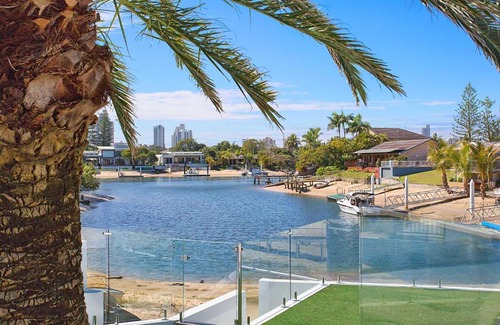 Broadbeach Waters House | Coastal Elegance