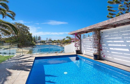 Broadbeach Waters House | Coastal Elegance