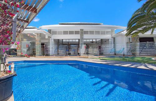 Broadbeach Waters House | Coastal Elegance