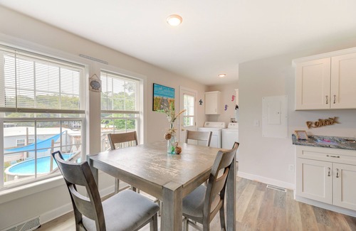 Emerald Isle Cottage | Coastal Emerald Isle Retreat w/Deck & Grill!