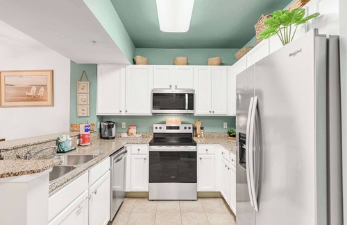 Fort Walton Beach - Destin Condo | Coastal Haven: Pools, Restaurant, & Beach Shuttle