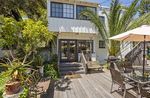 East Beach Apartment | Coastal retreat with patio, sun deck, & kitchenette - 2-minute walk to beach
