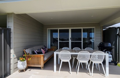 Sussex Inlet House | Coastal Seabreeze. Pet friendly 3 bdrm new duplex, close to beaches and shops.