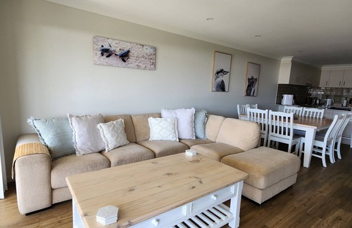 Sussex Inlet House | Coastal Seabreeze. Pet friendly 3 bdrm new duplex, close to beaches and shops.