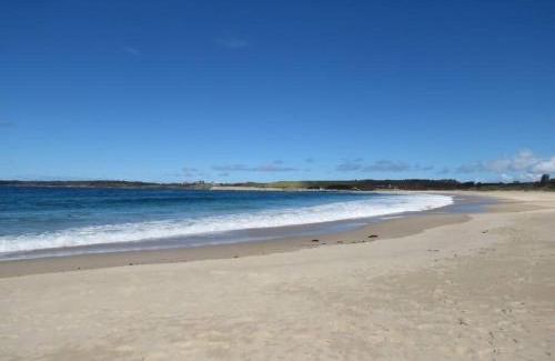 Shellharbour House | Coastal Vibes - Walk to beach, Marina, Cafes and Pubs