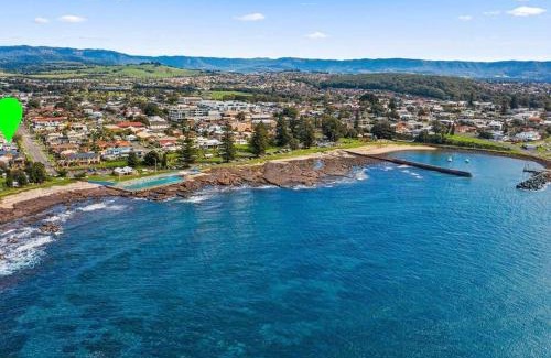 Shellharbour House | Coastal Vibes - Walk to beach, Marina, Cafes and Pubs