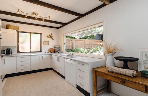 Killcare House | Coastal Vintage Cottage Brimming With Character and Charm Just Moments To Beaches, Bay and Cafes