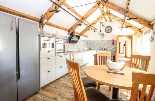 Repps with Bastwick Cottage | COBBLERS BARN, with hot tub in Potter Heigham