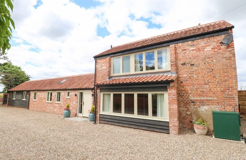 Repps with Bastwick Cottage | COBBLERS BARN, with hot tub in Potter Heigham