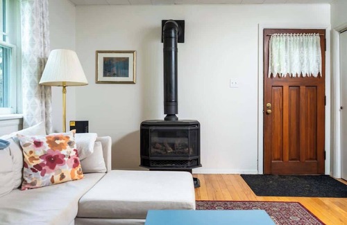 Tay Valley Cabin | Cobblestone 2-Bedroom Cottage #2 "Graham"