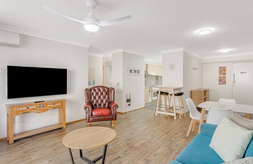 Coolangatta Apartment | Cobden Court Unit 2 Walking distance from Rainbow Bay and Snapper Beaches with Wi-Fi Inc.
