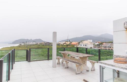 Morro das Pedras Apartment | Cobertura com churrasqueira frente mar!