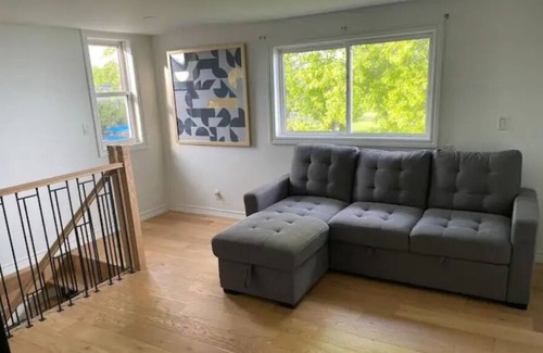 Grafton House | Cobourg Paradise - Lakehouse w/ Hot Tub, 5min to St.Anne Spa
