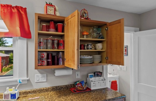 Pacific Cottage | Coca Cola Cottage-Stay & Play Near Purina Farms w/private Pet Friendly back yard