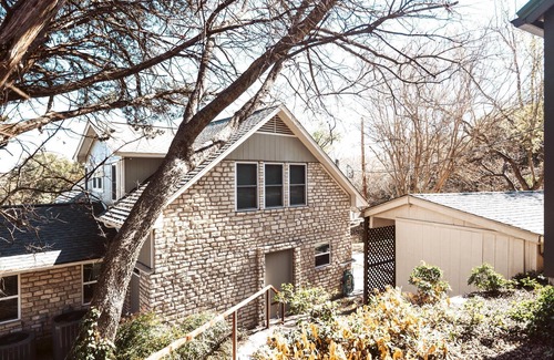 Granbury House | Coccinella: Lake Granbury Waterfront Retreat