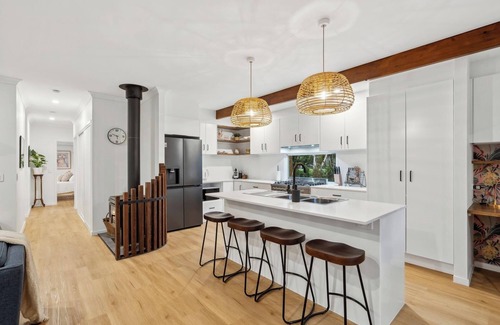 Wongawallan House | Cockatoo Cottage - Creek Swims, Mount Tamborine & Theme Park Fun!