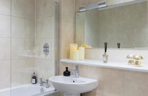 Theatreland Birmingham Apartment | Coco Lounge- Central Bham, O/R Parking & Balcony