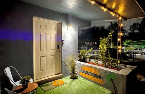 Southwest Coconut Grove House | COCONUT GROVE HOUSE, 1 Block to CocoWalk, 1 Mile to Gables, 4 miles to Brickell