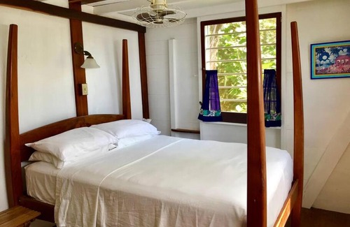 Caye Caulker House | Coconut Grove oceanfront cabin