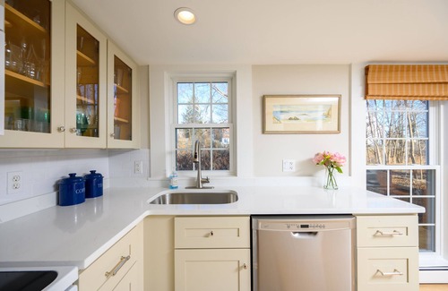 Cohasset Cottage | Cohasset gem steps to Sandy Beach. Ask about our monthly rate off-season!