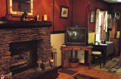 Tellico Plains Cabin | Coker Creek Creekside Bungalow