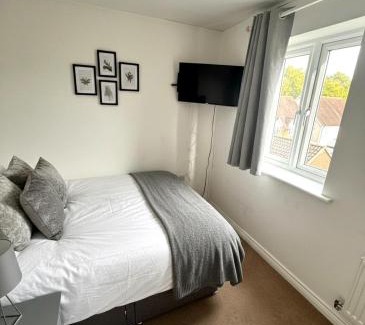 Colchester House | Colchester Retreat 4br 2bath Ample Street Parking