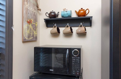 North Saanich Apartment | Cole's Bay Vacation Retreat Library Room