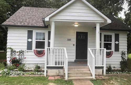 Collierville House | Collierville Cutie! Charming 3-bedroom/3 bath house, sleeps up to 9, spacious