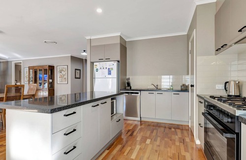 Bright House | Collins Retreat - 4 Bedroom home with Pool