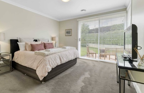 Calare House | Collins Way - Luxe Getaway, Entertainers Dream