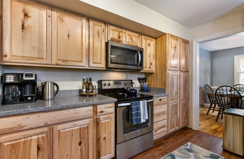 Waukazoo Woods House | Colonial Cottage | 4 BR | Hot Tub | Sauna