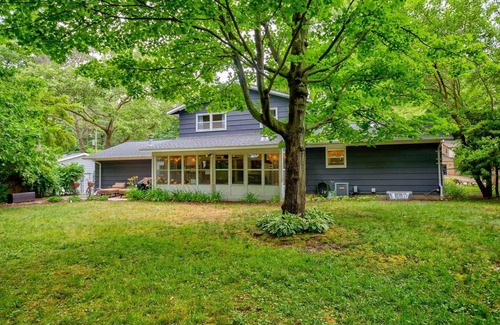 Waukazoo Woods House | Colonial Cottage | 4 BR | Hot Tub | Sauna