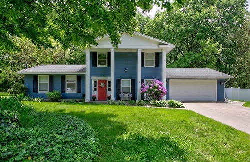 Waukazoo Woods House | Colonial Cottage | 4 BR | Hot Tub | Sauna