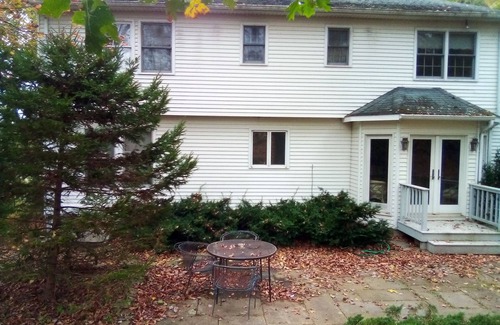 Brookfield House | Colonial in the historical center of town