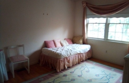 Brookfield House | Colonial in the historical center of town