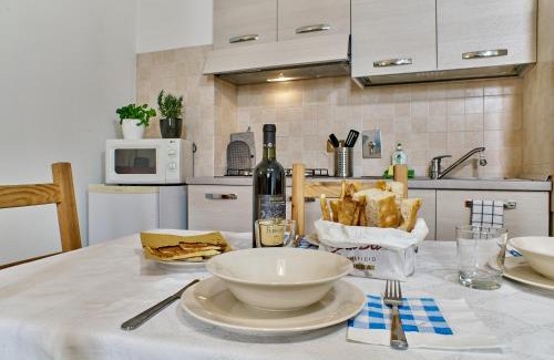 Lucca Historical Center Apartment | Colorato e vivace bilocale