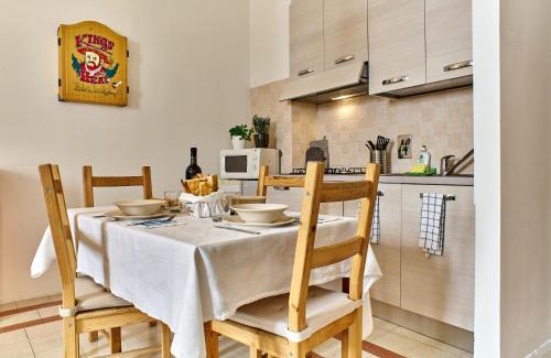 Lucca Historical Center Apartment | Colorato e vivace bilocale