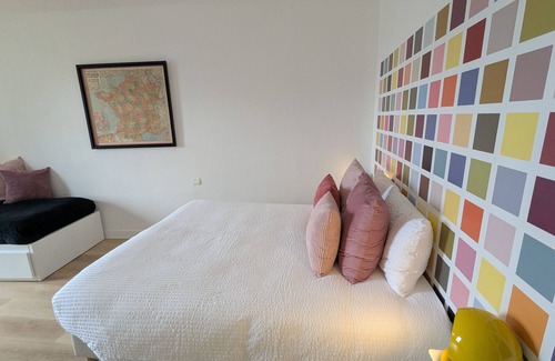 Briare Bed & Breakfast | Colorful room in Briare center, breakfast included