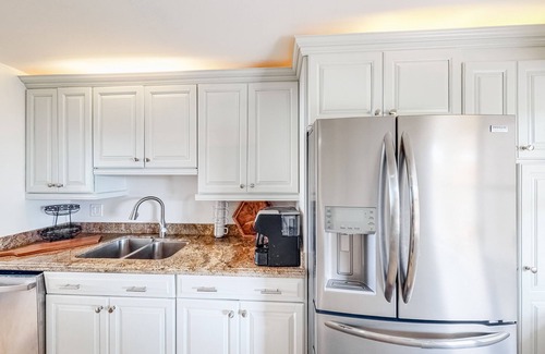 Key West Condo | Colorful waterfront condo with pool & hot tub, AC, W/D, & WiFi - dogs OK