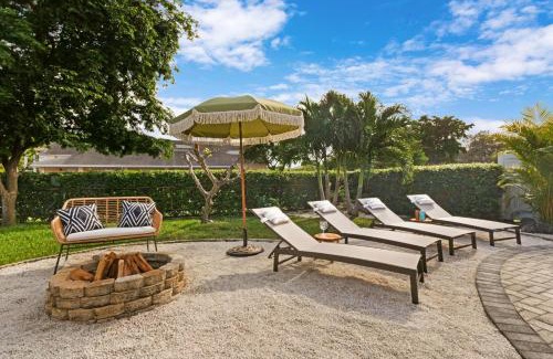 South Middle River House | colorfully designed 4 bedroom home with pool
