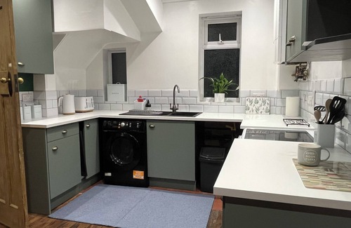 Frome House | Colourful and fun 1930s house with 2025 comfort. Lots of space for families!